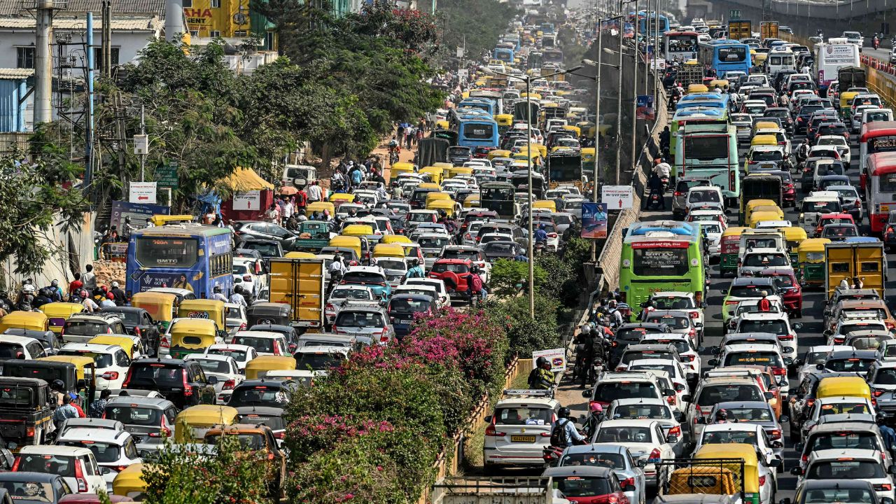 मैनेजमेंट छोड़ केवल चालान पर ध्यान? बदायूं ट्रैफिक पुलिस की कार्यशैली पर उठे सवाल