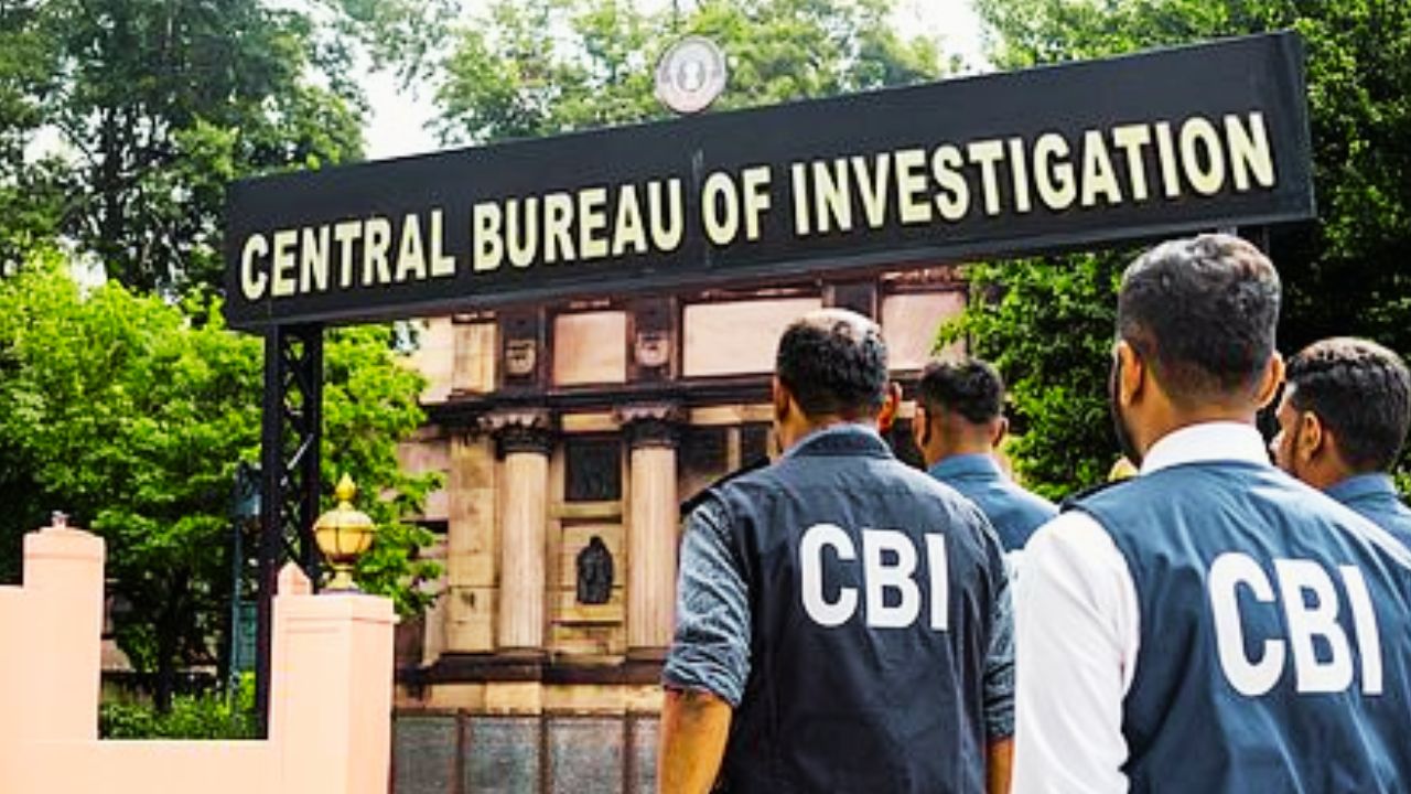 CBI की रडार पर आए पूर्व IAS पंकज अग्रवाल गिरफ्तार, आखिर कैसे नियमों को ताक पर रख ट्रांसफर हुए 60.54 करोड़ रुपये?