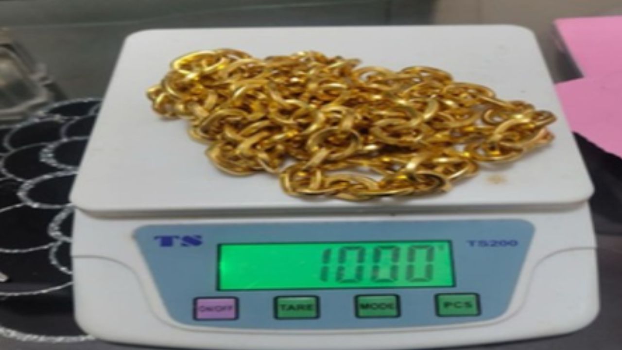Mumbai Airport Gold Smuggling: एयरपोर्ट से चल रहा था सोना तस्करी का खेल, महिला कर्मचारी समेत 9 गिरफ्तार