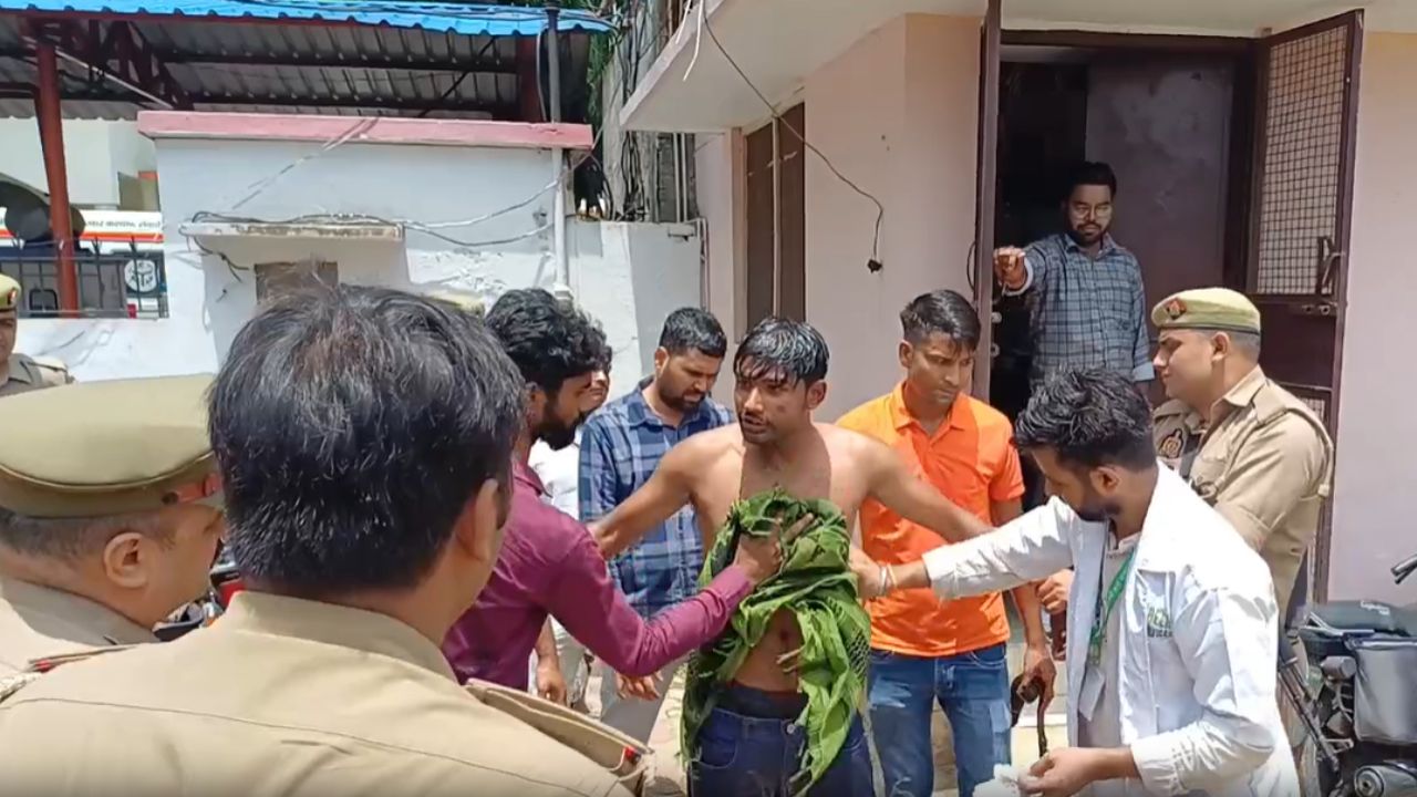 Muzaffarnagar News: तेल छिड़का, लाइटर निकाला और… DM ऑफिस पर पंचायत सहायक के कदम से मचा हड़कंप