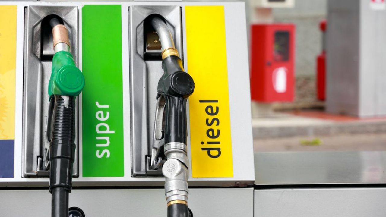 Crude Oil Prices Fall: अंतरराष्ट्रीय बाजार में सस्ता हुआ कच्चा तेल, पर क्यों भारत में पेट्रोल अभी भी 100 रुपये के पार?