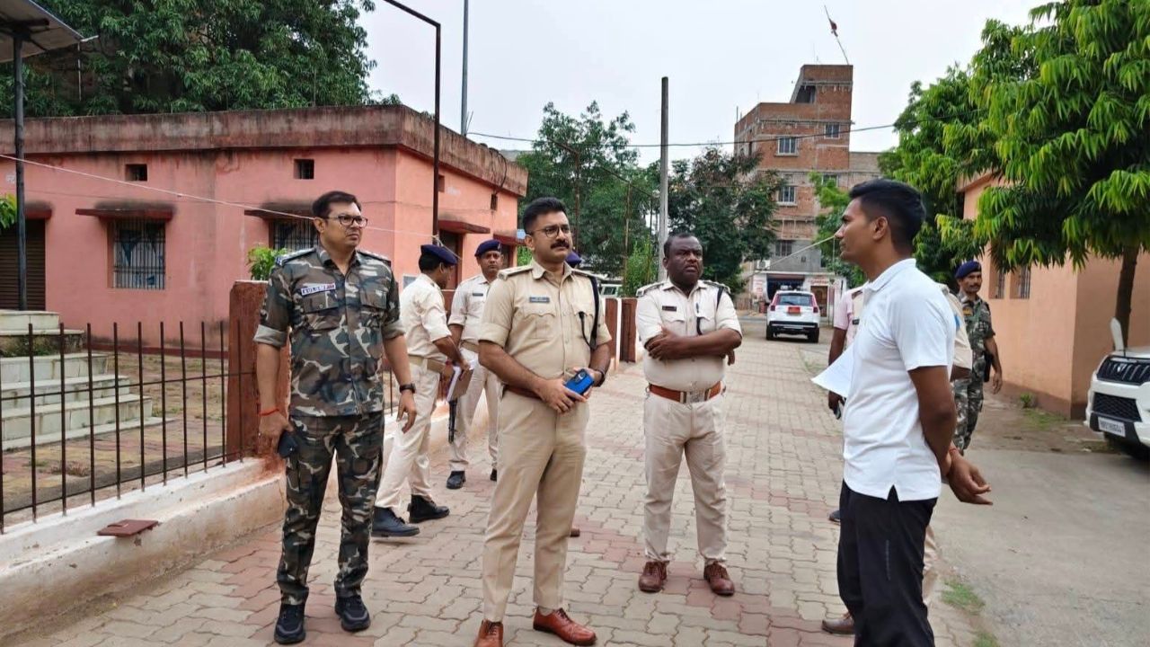 जिला प्रशासन ने श्रावणी मेला 2026 की तैयारियां तेज कर दी हैं। उपायुक्त सौरभ कुमार भुवानिया लगातार कांवरिया पथ, टेंट सिटी, पार्किंग स्थल और सीमा क्षेत्रों का निरीक्षण कर रहे हैं। वहीं पुलिस अधीक्षक प्रवीण पुष्कर के लिए यह मेला सुरक्षा व्यवस्था की पहली बड़ी परीक्षा माना जा रहा है।