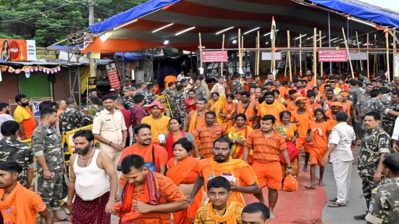 Deoghar: सावन के आगमन के साथ ही देवघर स्थित बाबा बैद्यनाथ धाम में श्रद्धा और आस्था का माहौल गहराने लगा है। कुछ ही दिनों में सुल्तानगंज से लाखों कांवरिए गंगाजल लेकर 105 किलोमीटर की कठिन पदयात्रा कर देवघर पहुंचेंगे। यह यात्रा केवल धार्मिक अनुष्ठान नहीं, बल्कि आस्था, तपस्या और संकल्प का विशाल संगम मानी जाती है।