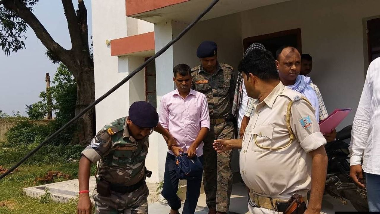 घूस की गड्डी ने खोली भ्रष्टाचार की परतें: रिश्वत लेते मनरेगा जेई संतोष प्रसाद एसीबी के हत्थे चढ़े…