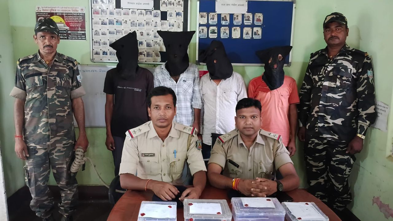 देवघर में पिछले 48 घंटों के दौरान पुलिस ने दो अलग-अलग मामलों में कार्रवाई करते हुए चार कथित साइबर अपराधियों और तीन गांजा तस्करी के आरोपियों को गिरफ्तार किया है। एक ओर साइबर ठगी के नेटवर्क पर प्रहार का दावा किया गया, वहीं दूसरी ओर मादक पदार्थों की तस्करी के खिलाफ कार्रवाई सामने आई। हालांकि इन गिरफ्तारियों के बाद यह सवाल भी चर्चा में है कि क्या अपराध की जड़ों तक पहुंचा गया है या केवल निचले स्तर के लोगों पर कार्रवाई हुई है।