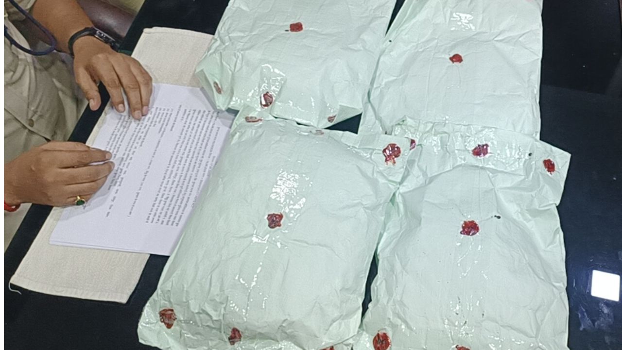 पुलिस के अनुसार गिरफ्तार साइबर आरोपियों पर लोगों को विभिन्न डिजिटल सेवाओं के नाम पर झांसा देकर ठगी करने का आरोप है। कथित तौर पर वे फर्जी कस्टमर केयर अधिकारी बनकर लोगों से संपर्क करते थे और तकनीकी तरीकों से उनके मोबाइल व बैंकिंग जानकारी तक पहुंच हासिल करने की कोशिश करते थे।