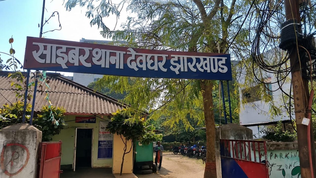  साइबर अपराध केवल मोबाइल और सिम कार्ड तक सीमित नहीं है। इसके पीछे फर्जी बैंक खाते, डिजिटल लेनदेन चैनल, तकनीकी सहयोगी और वित्तीय नेटवर्क भी सक्रिय हो सकते हैं। ऐसे में केवल गिरफ्तारी नहीं, बल्कि पूरे नेटवर्क को तोड़ना बड़ी चुनौती है। इसी बीच कुंडा क्षेत्र में पुलिस ने लगभग 1.9 किलो गांजा के साथ तीन लोगों को गिरफ्तार किया। आरोपियों के पास से बाइक और मोबाइल फोन भी बरामद किए गए। मामले में कानूनी कार्रवाई शुरू कर दी गई है।