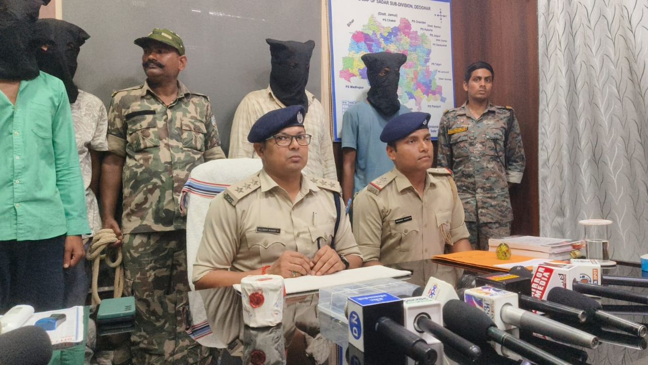 विशेष रूप से ऑनलाइन बुकिंग, डिजिटल भुगतान और फर्जी हेल्पलाइन के माध्यम से ठगी की आशंका बढ़ जाती है। वहीं भीड़भाड़ वाले आयोजनों में नशा तस्करी के प्रयास भी बढ़ सकते हैं।पुलिस की कार्रवाई निश्चित रूप से महत्वपूर्ण है, लेकिन विशेषज्ञ मानते हैं कि अपराध पर स्थायी नियंत्रण के लिए केवल गिरफ्तारी पर्याप्त नहीं है। जागरूकता अभियान, डिजिटल सुरक्षा प्रशिक्षण, वित्तीय निगरानी और संगठित अपराध नेटवर्क की गहन जांच भी आवश्यक है।