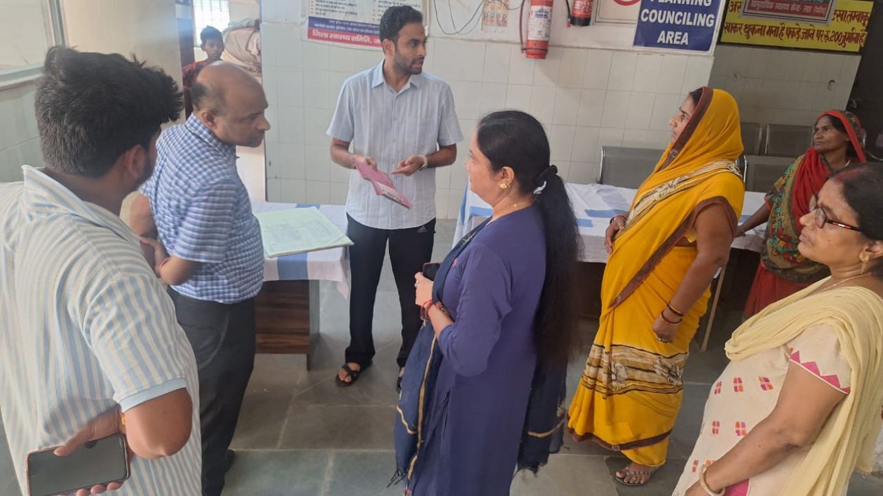 देवरिया में डीएम के औचक निरीक्षण से मचा हड़कंप, 29 स्वास्थ्यकर्मी मिले अनुपस्थित; नोटिस जारी