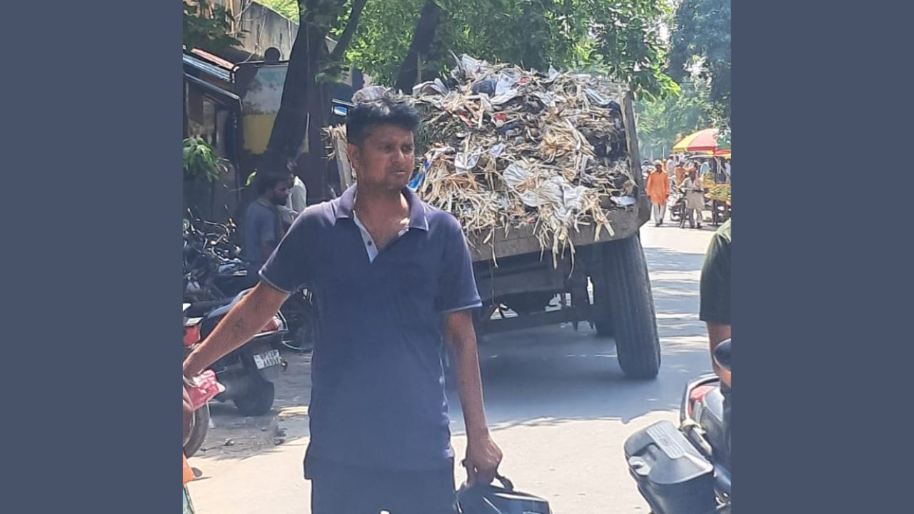 देवरिया में स्वच्छता अभियान की उड़ी धज्जियां, खुले वाहनों में ढोया जा रहा कचरा, सड़कों पर बिखर रही गंदगी से लोग बेहाल