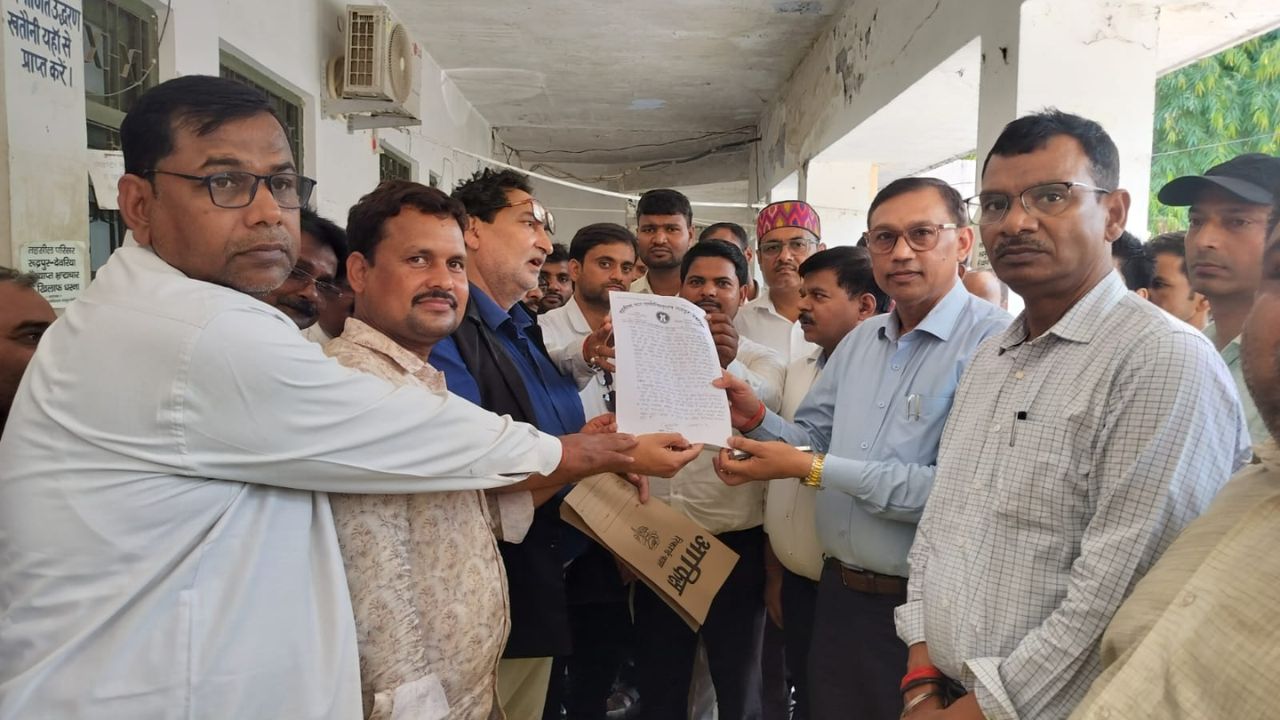 Deoria News: “टाल-मटोल की नीति नहीं चलेगी” वरिष्ठ उपाध्यक्ष रामेश्वर मणि का बड़ा बयान- जनहित के मुद्दों पर मौन क्यों है प्रशासन?