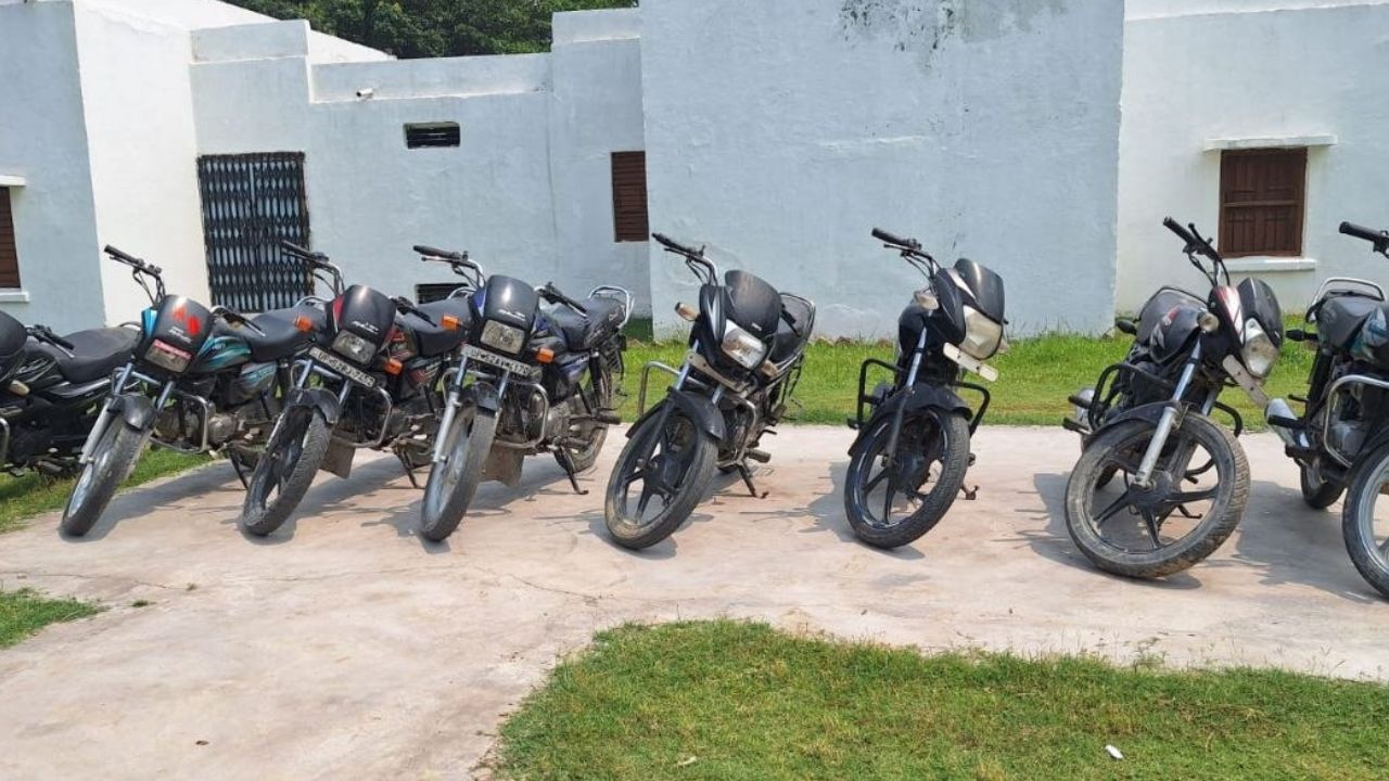 देवरिया में झाड़ियों से बरामद हुईं 8 मोटरसाइकिलें, पुलिस के देखकर उड़ें होश