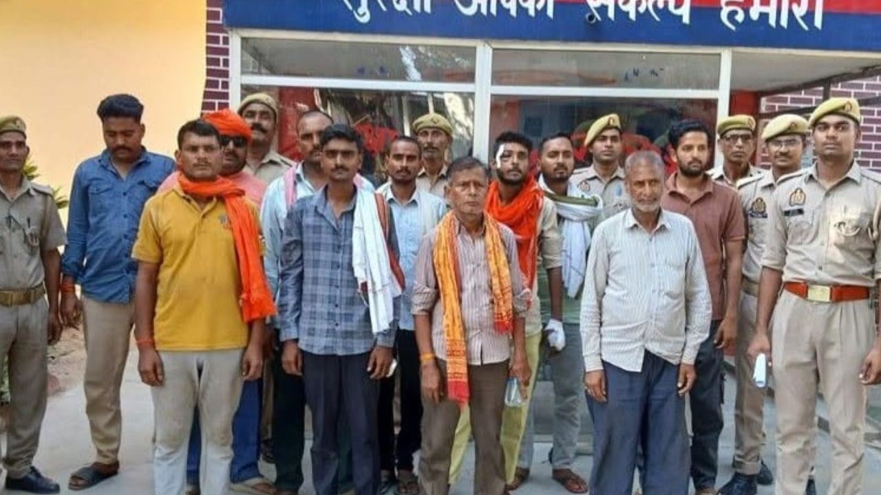 Deoria News: मंदिर परिसर हिंसा में गरमाया माहौल, पुलिस की सख्त कार्रवाई से इलाके में तनाव