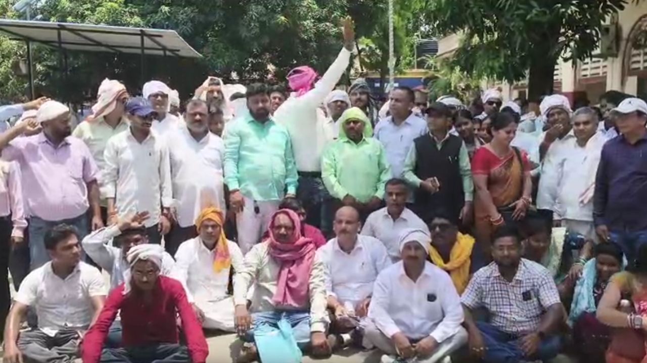 देवरिया विकास भवन में पंचायत मित्रों का हल्लाबोल, मांगें पूरी न होने पर लखनऊ घेराव की चेतावनी