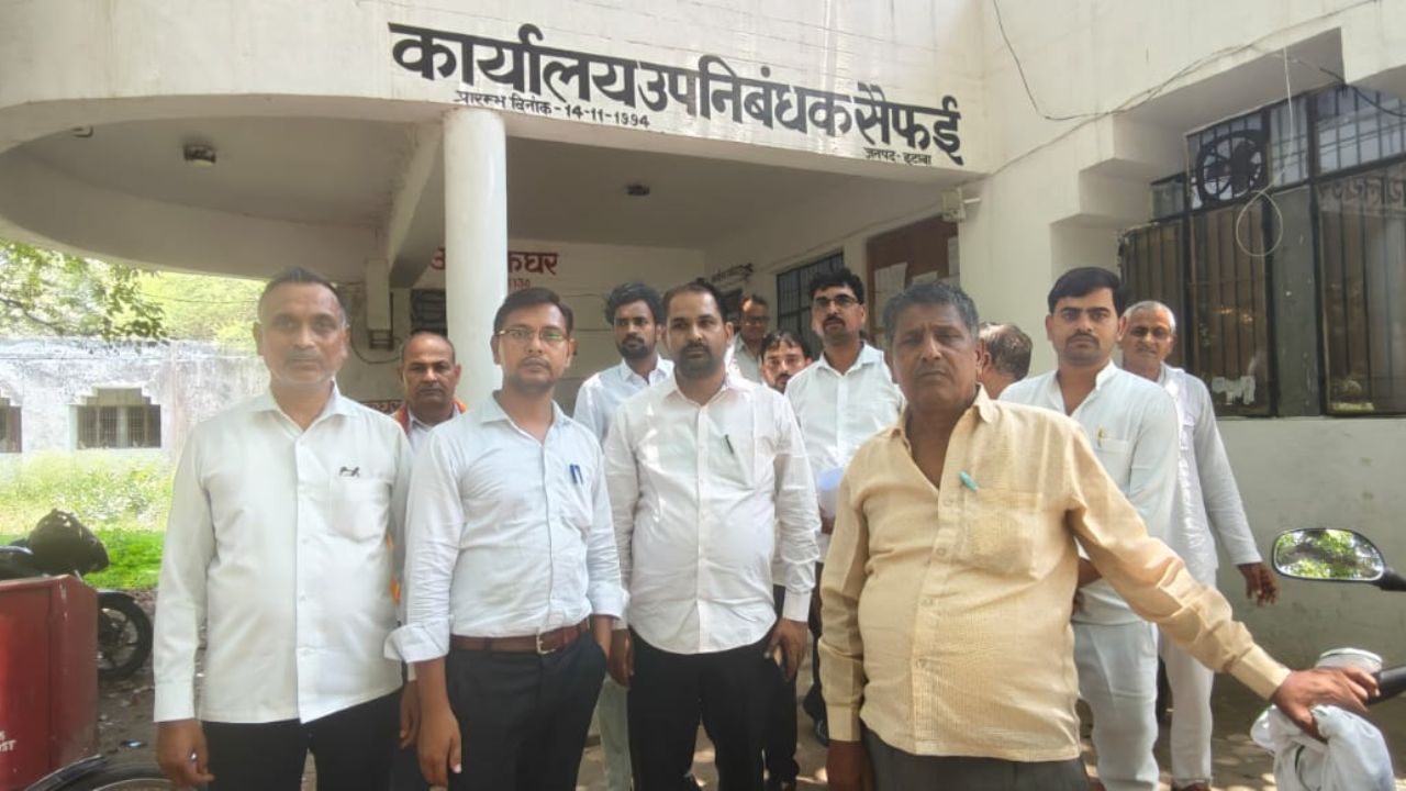 इटावा में इस बात पर भड़का गुस्सा, सैफई तहसील में बैनामा लेखकों और वकीलों की हड़ताल, ठप रहा काम