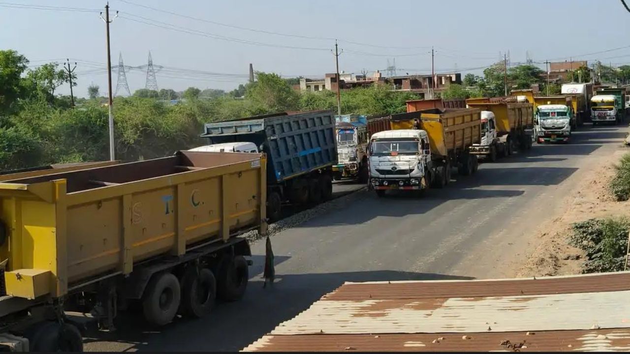 इटावा-भिंड मार्ग पर हाहाकार, चंबल पुल एक्सीडेंट के बाद दोनों ओर वाहनों की लगी लंबी कतारें
