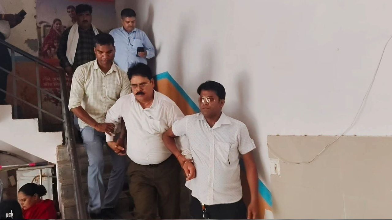 इटावा में CMO कार्यालय में विजिलेंस का बड़ा एक्शन, रिश्वत लेते हुए अधिकारी गिरफ्तार