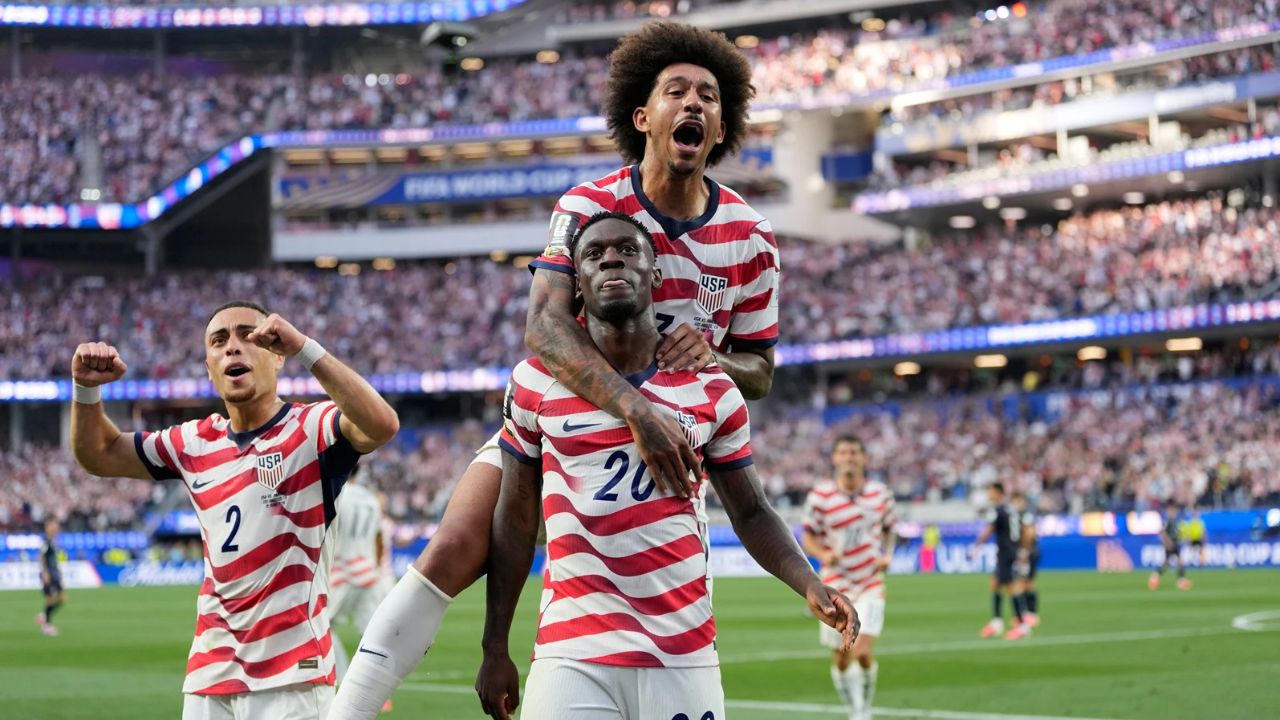 FIFA World Cup : स्टेडियम में जब गूंजा ‘USA-USA’, तब मेजबान टीम ने कैसे रची अपनी जीत की सबसे बड़ी गाथा, पढ़ें यहां