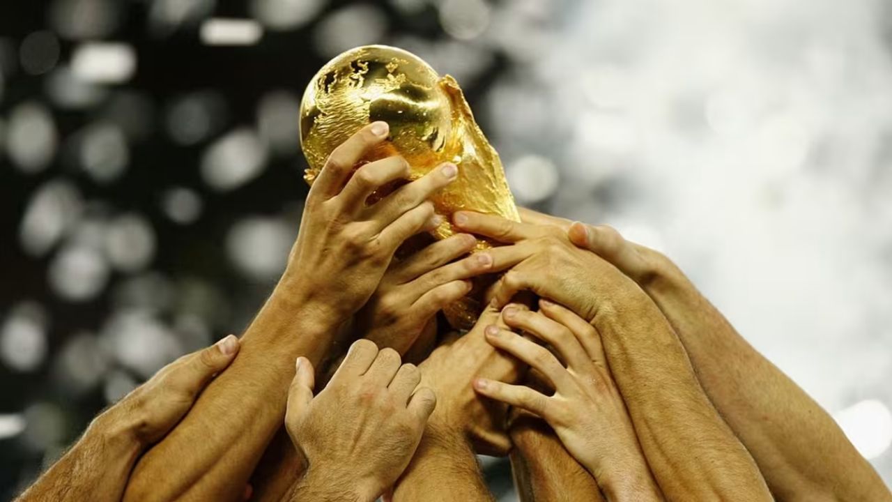 FIFA World Cup 2026: जर्मन अर्थशास्त्री की भविष्यवाणी ने बढ़ाई हलचल, कौन सी टीम बनेगी पहली बार बनेगा विश्व चैंपियन?
