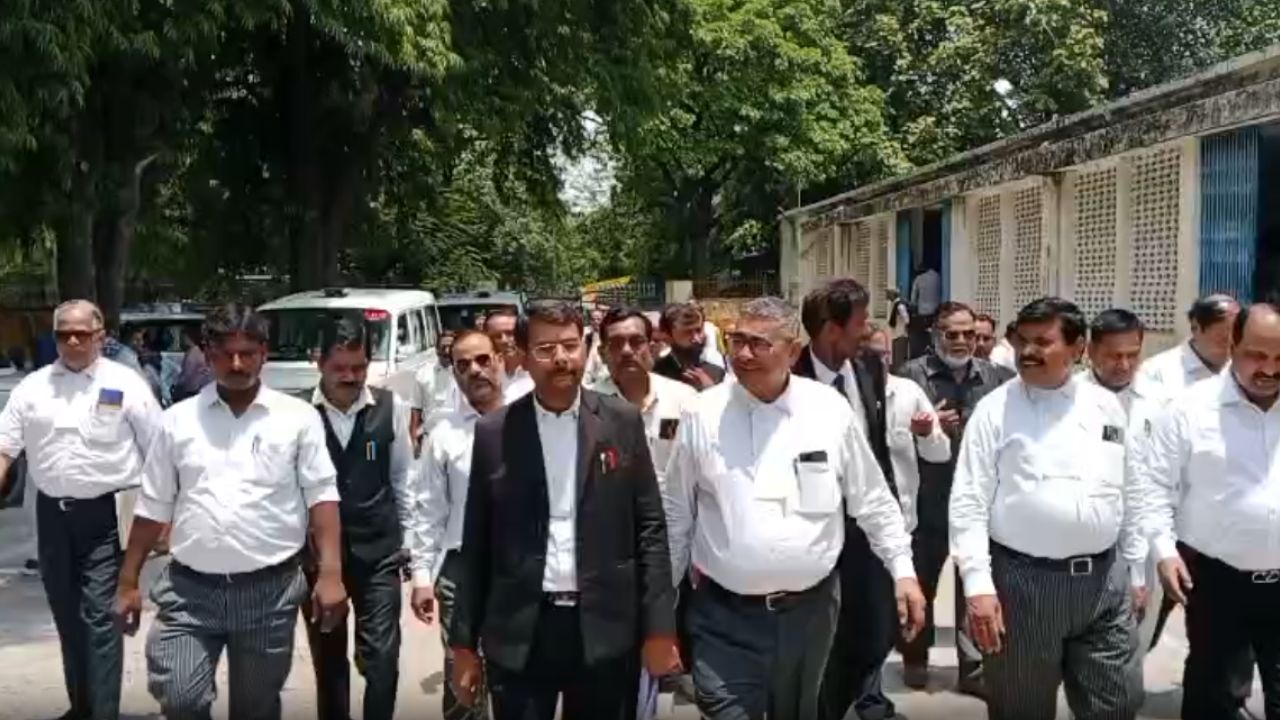 Fatehpur News: गाय को गौमाता या राष्ट्रीय माता घोषित करने की मांग, अधिवक्ताओं ने खोला मोर्चा