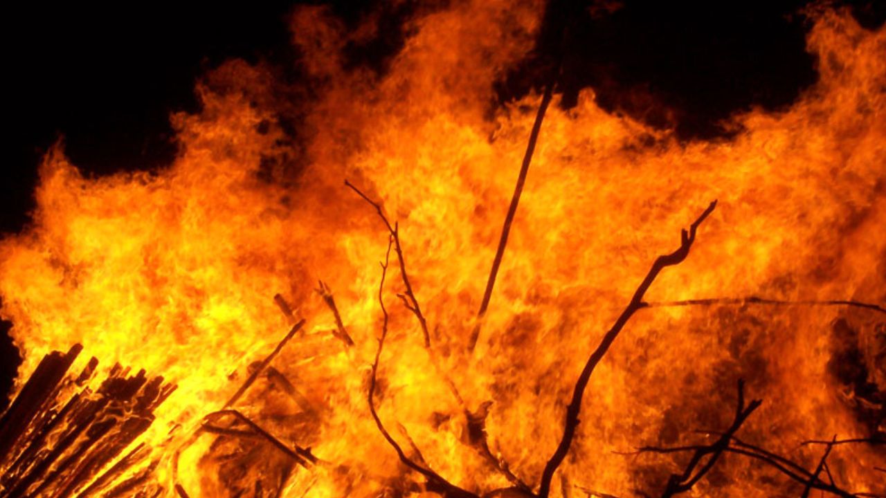 Gorakhpur Fire: भलोटिया मार्केट की थोक दवा दुकान में लगी भीषण आग, लाखों का नुकसान