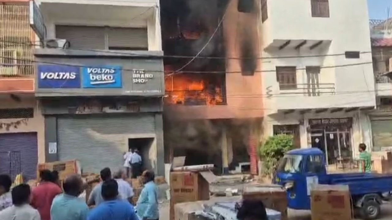मिर्जापुर में तीन मंजिला इलेक्ट्रिक गोदाम में लगी भीषण आग, घंटों तक चला रेस्क्यू, लाखों का सामान स्वाहा