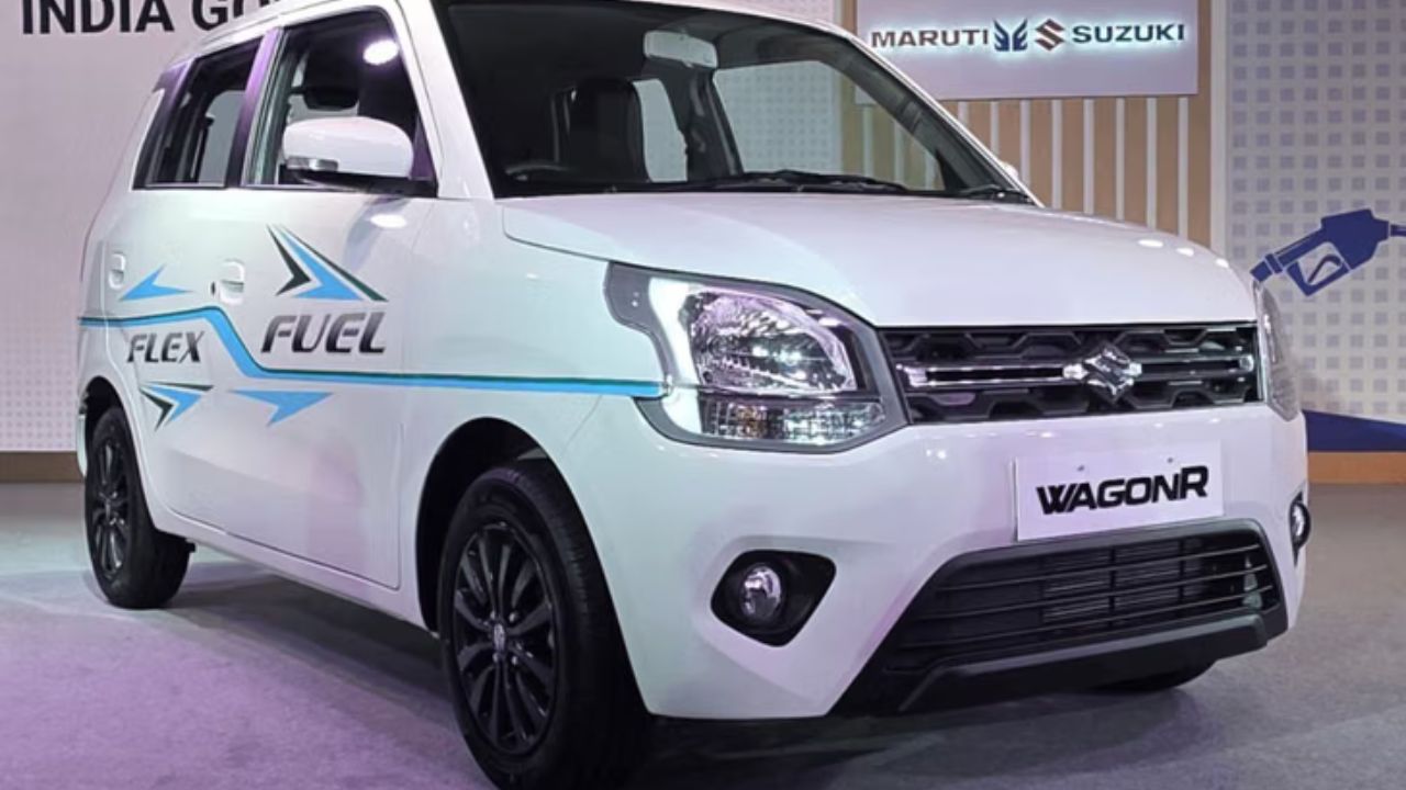 अगर इसकी तुलना टैक्सी सेगमेंट में चलने वाली सामान्य वैगनआर टूर एच3 से करें, तो यह वेरिएंट टूर मॉडल से 1.35 लाख से 2.25 लाख रुपये तक महंगा है। हालांकि, टूर मॉडल में छोटा 1.0-लीटर इंजन मिलता है, जबकि इस बायोफ्लेक्स कार में बड़ा और दमदार 1.2-लीटर इंजन दिया गया है। (Img- Internet)