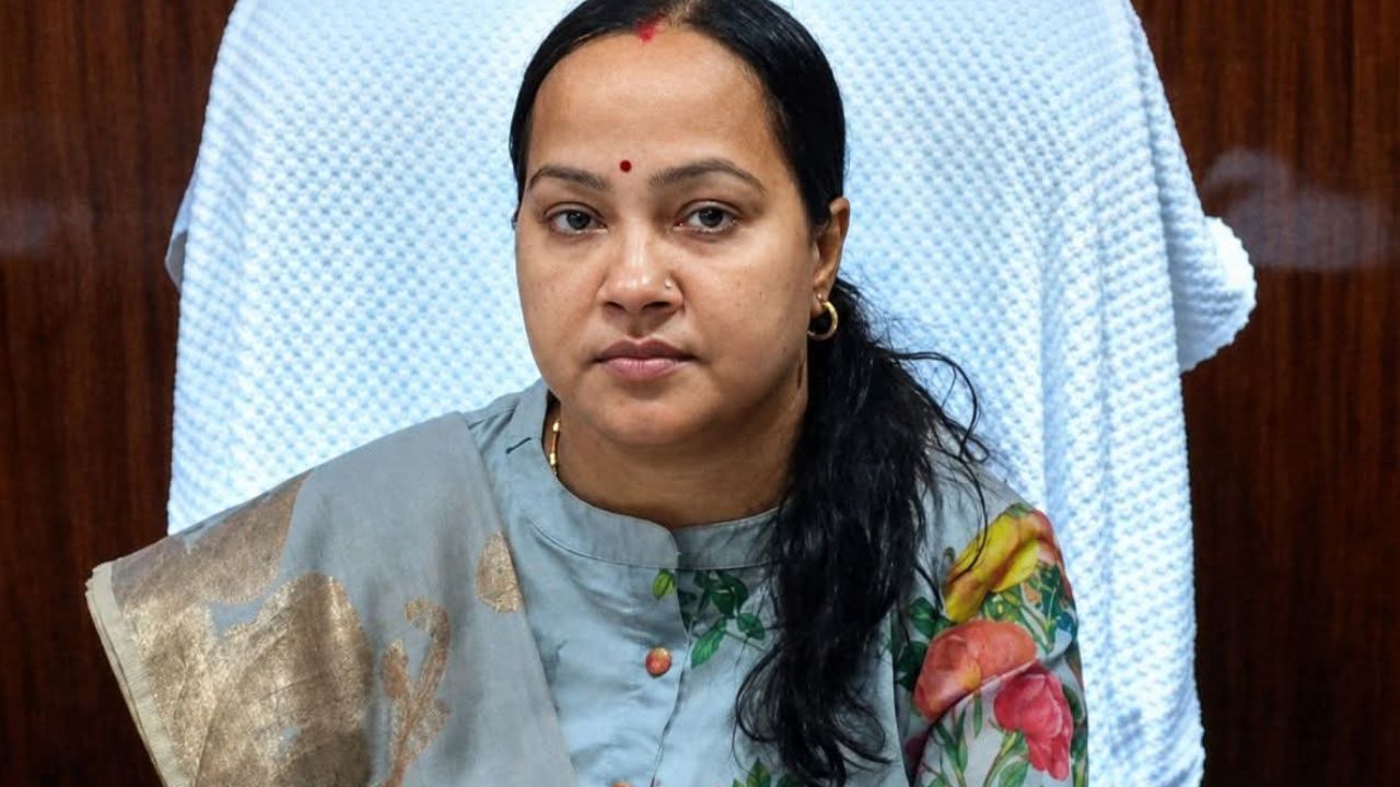 देवरिया शिक्षक सुसाइड केस : 4 महीने से पुलिस को चकमा दे रही थीं पूर्व बीएसए, आखिर दिल्ली से कैसे हुई गिरफ्तारी?