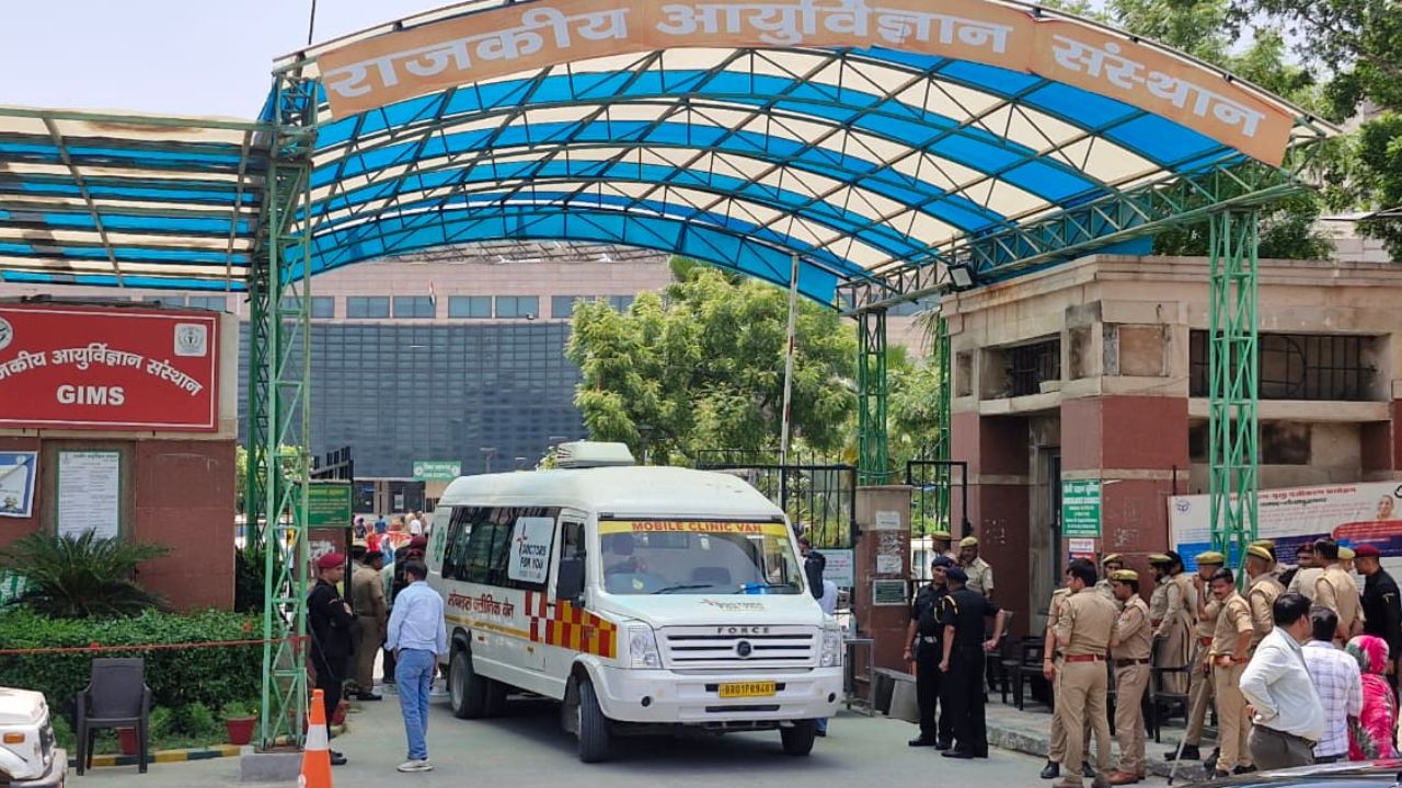 रात के अंधेरे में GIMS बना रणक्षेत्र: धरना खत्म कराने पहुंची पुलिस, कर्मचारियों से तीखी झड़प