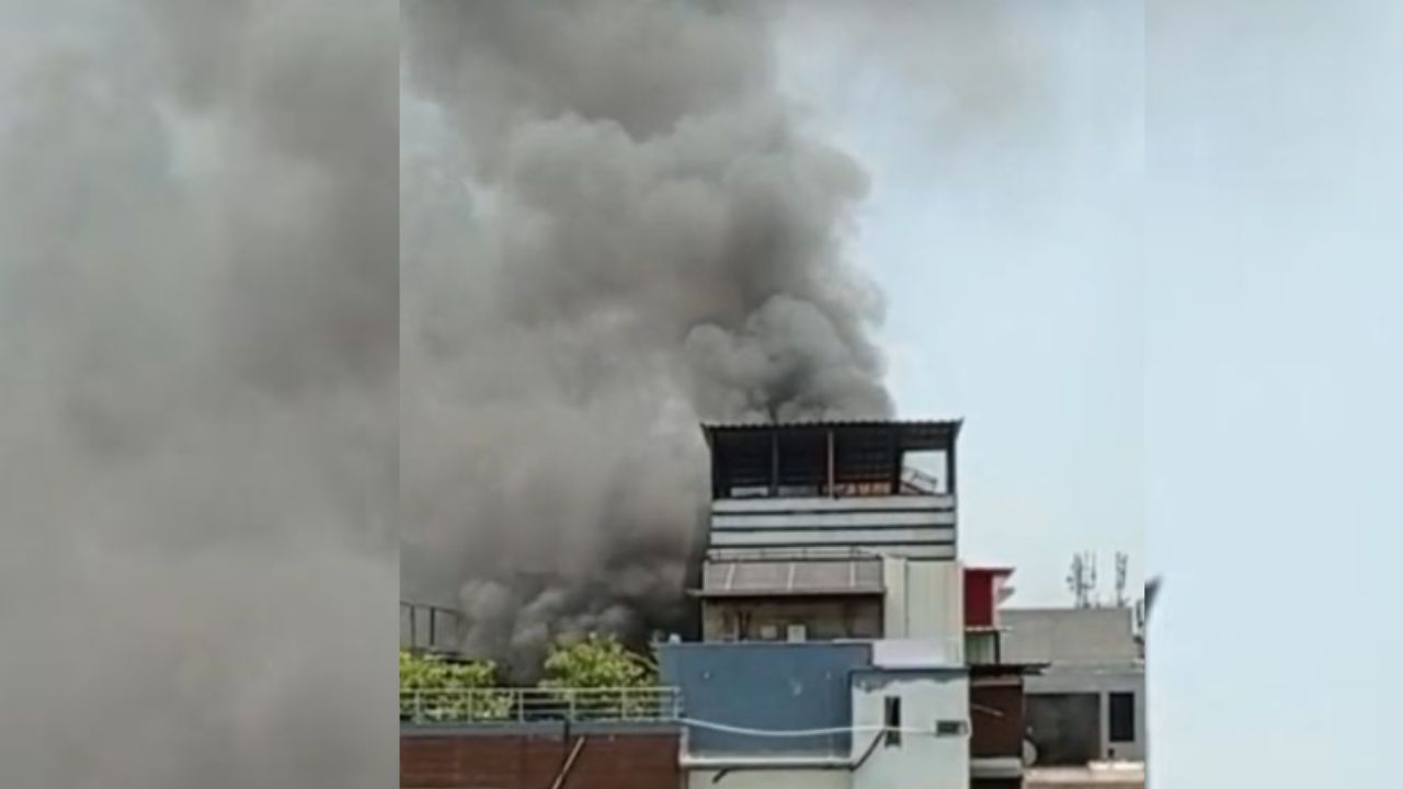 South Delhi Fire: GK-1 में मकान की एसी यूनिट में लगी आग, समय रहते ऐसे टला बड़ा हादसा