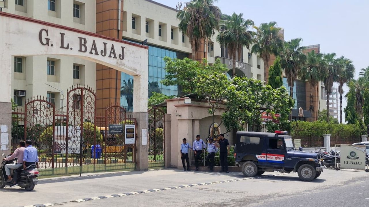 समाजवादी पार्टी के ऐलान के बाद नॉलेज पार्क में तनाव का माहौल, ग्रेटर नोएडा की GL बजाज यूनिवर्सिटी पर पुलिस का सख्त पहरा