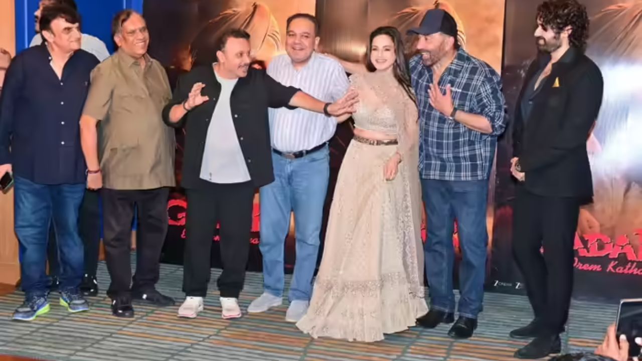 सनी देओल और अमीषा पटेल की ऐतिहासिक फिल्म 'गदर: एक प्रेम कथा' की रिलीज को 25 साल पूरे हो गए हैं। इस खास मौके पर फिल्म की सिल्वर जुबली का एक भव्य जश्न आयोजित किया गया, जिसमें फिल्म के डायरेक्टर सहित तमाम सितारे पहुंचे। हालांकि, पूरी महफिल की निगाहें एक बार फिर अपनी पसंदीदा जोड़ी 'तारा सिंह' और 'सकीना' पर ही टिक गईं। (Img- Internet)