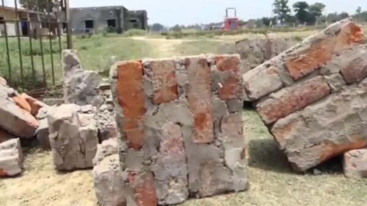 Maharajganj News: पोखरी का भव्य गेट बना मासूम की मौत का कारण, सुंदरीकरण कार्य पर उठे सवाल