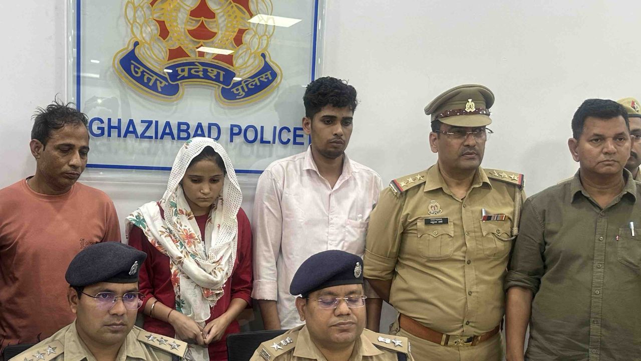 गाजियाबाद तनिष्क चोरी कांड का खुलासा: शादी की पार्टी में पिलाई शराब, चुराई चाबी और 25 मिनट में खाली कर दिया शोरूम