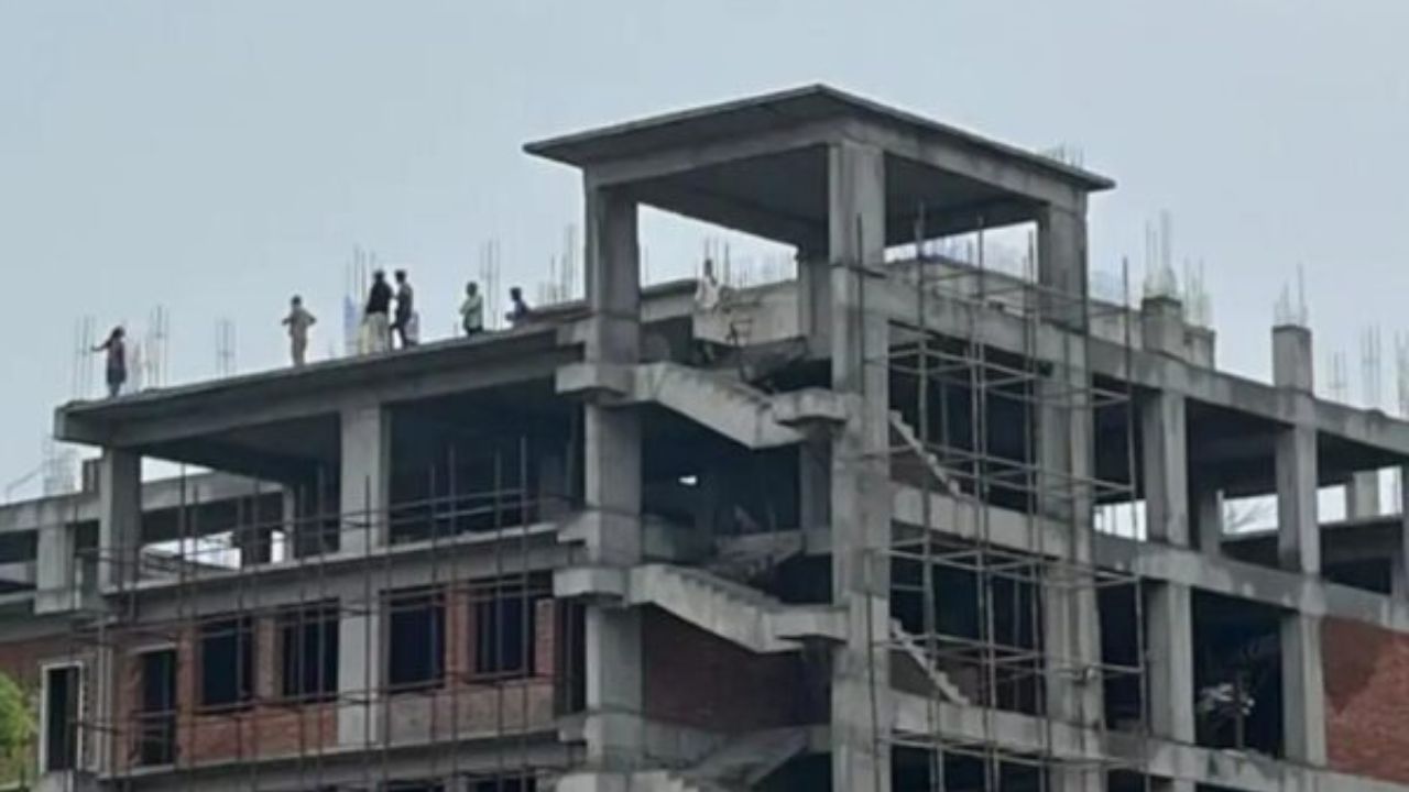 Gorakhpur: प्रेमी ने शादी से किया इनकार तो रैन बसेरे की छत पर चढ़ी युवती, घंटों चला हाई वोल्टेज ड्रामा