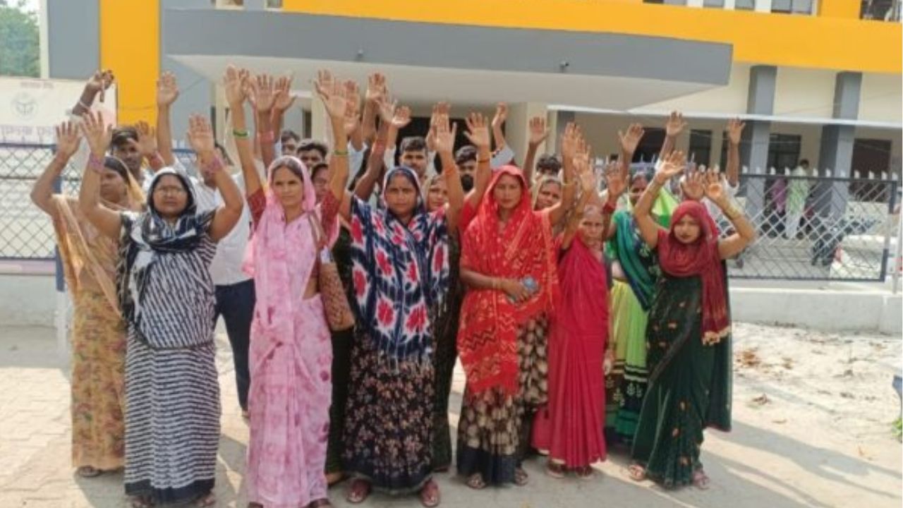 सरकारी कागजों में पोखरी, जमीन पर सालों पुराना रास्ता… सहजनवा के शाहपुर गांव में अचानक ऐसा क्या हुआ कि भड़क उठे दर्जनों ग्रामीण?
