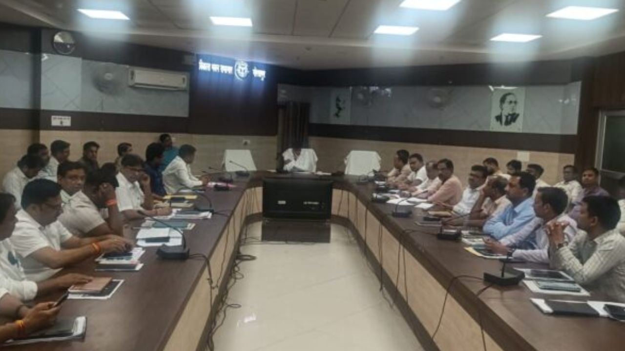 गोरखपुर के विकास कार्यों पर डीएम की सख्ती, समयबद्ध और गुणवत्तापूर्ण निर्माण के दिए निर्देश