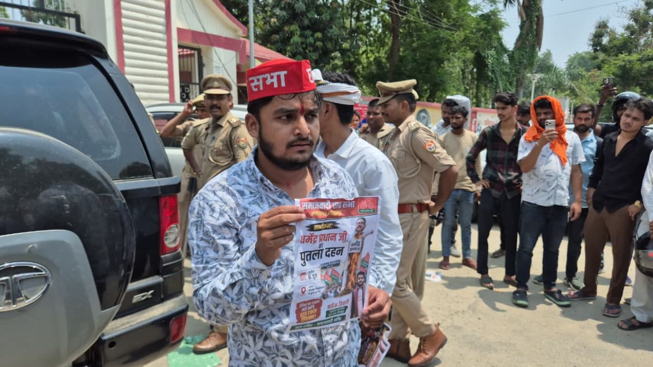 Gorakhpur : कानून-व्यवस्था से खिलवाड़ बर्दाश्त नहीं! अवैध रूप से पुतला फूंक रहे छात्रों पर पुलिस का कड़ा एक्शन