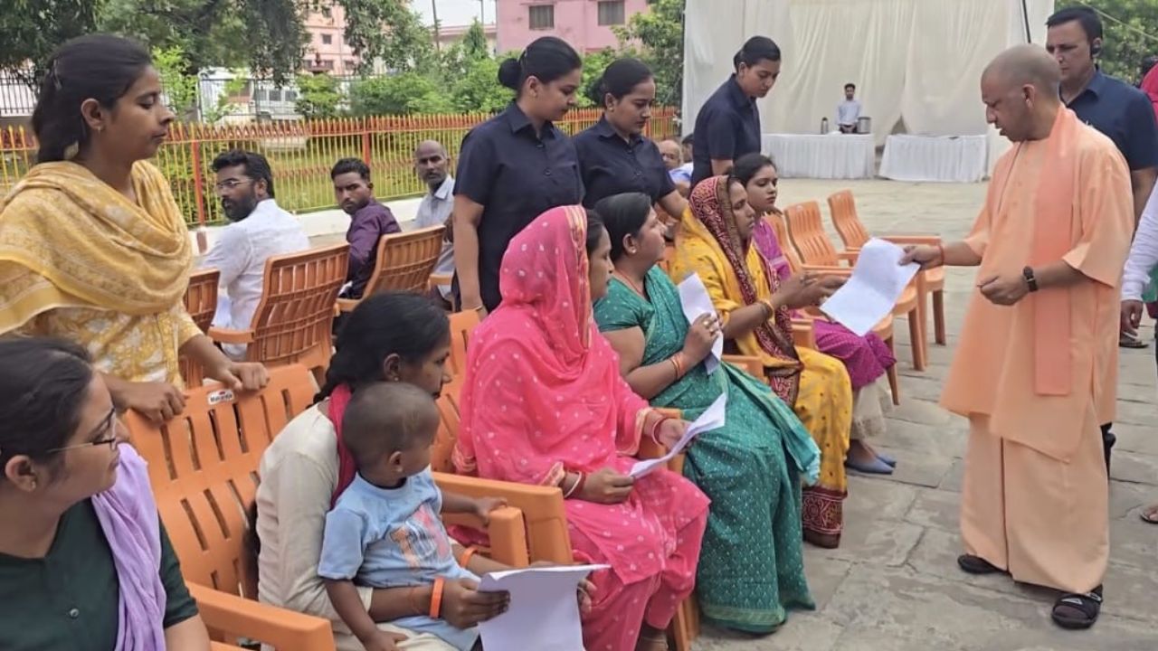 गोरखनाथ मंदिर में मुख्यमंत्री योगी आदित्यनाथ का जनता दर्शन, सुनीं लोगों की समस्याएं, अधिकारियों को दिए त्वरित निस्तारण के निर्देश