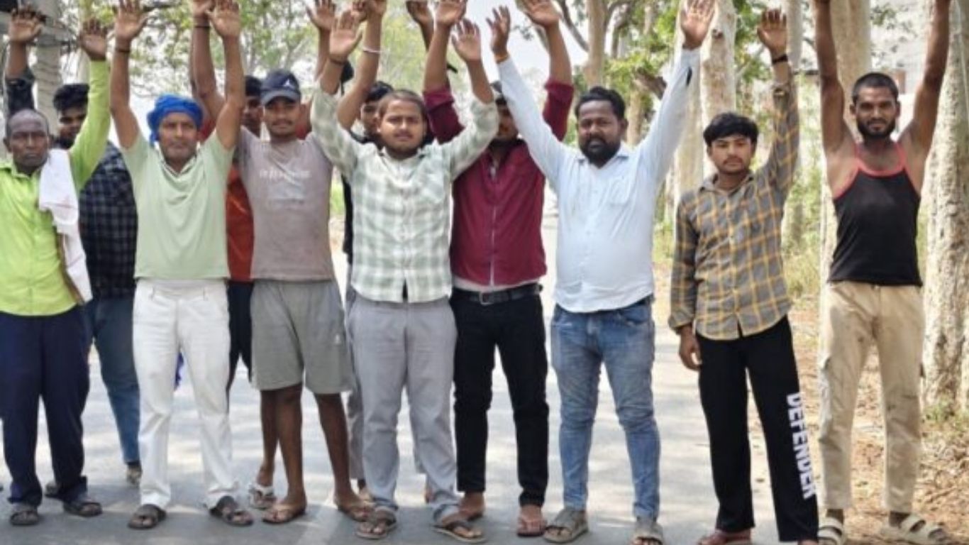 10 दिन से अंधेरे में डूबा गांव… कब आएगी रोशनी? ग्रामीणों का फूटा गुस्सा, बिजली विभाग पर गंभीर आरोप