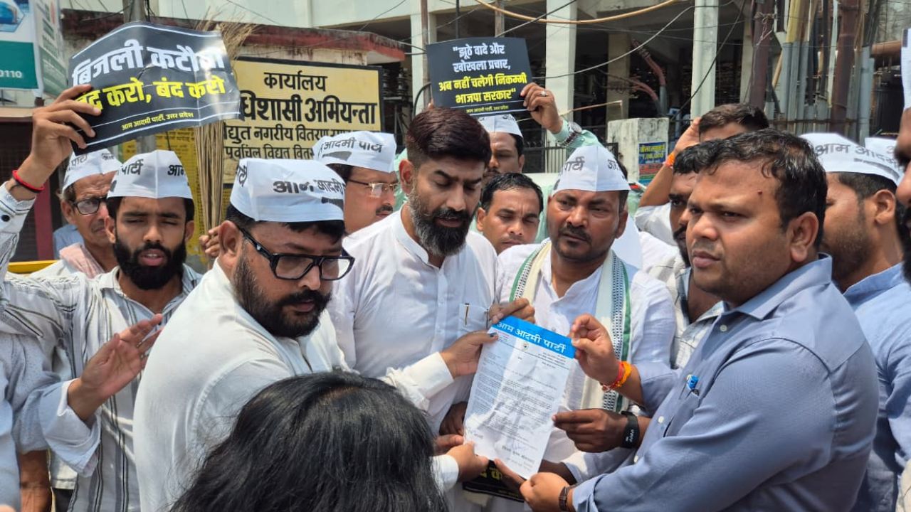 गोरखपुर में सियासी घमासान: AAP का प्रदर्शन, ऊर्जा मंत्री के इस्तीफे की मांग