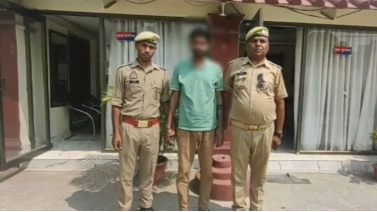 Gorakhpur में आधी रात अनियंत्रित कार ने डिवाइडर पर मारी जोरदार टक्कर, पुलिस ने जब चालक को पकड़ा तो खुला होश उड़ाने वाला राज!