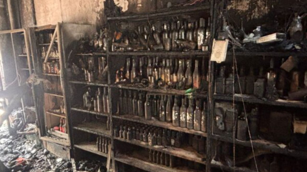 Haldwani News: राख की ढेरी में तब्दील हुई 3 मंजिला शराब की दुकान, तिकोनिया चौराहे पर मची अफरातफरी