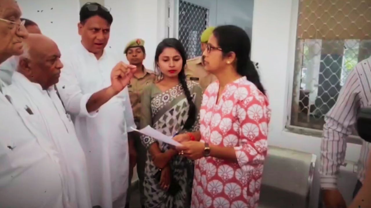Video Story: हमीरपुर हादसा के बाद कांग्रेस प्रतिनिधिमंडल ने पीड़ित परिवार से की मुलाकात, उठाई मुआवजे की मांग