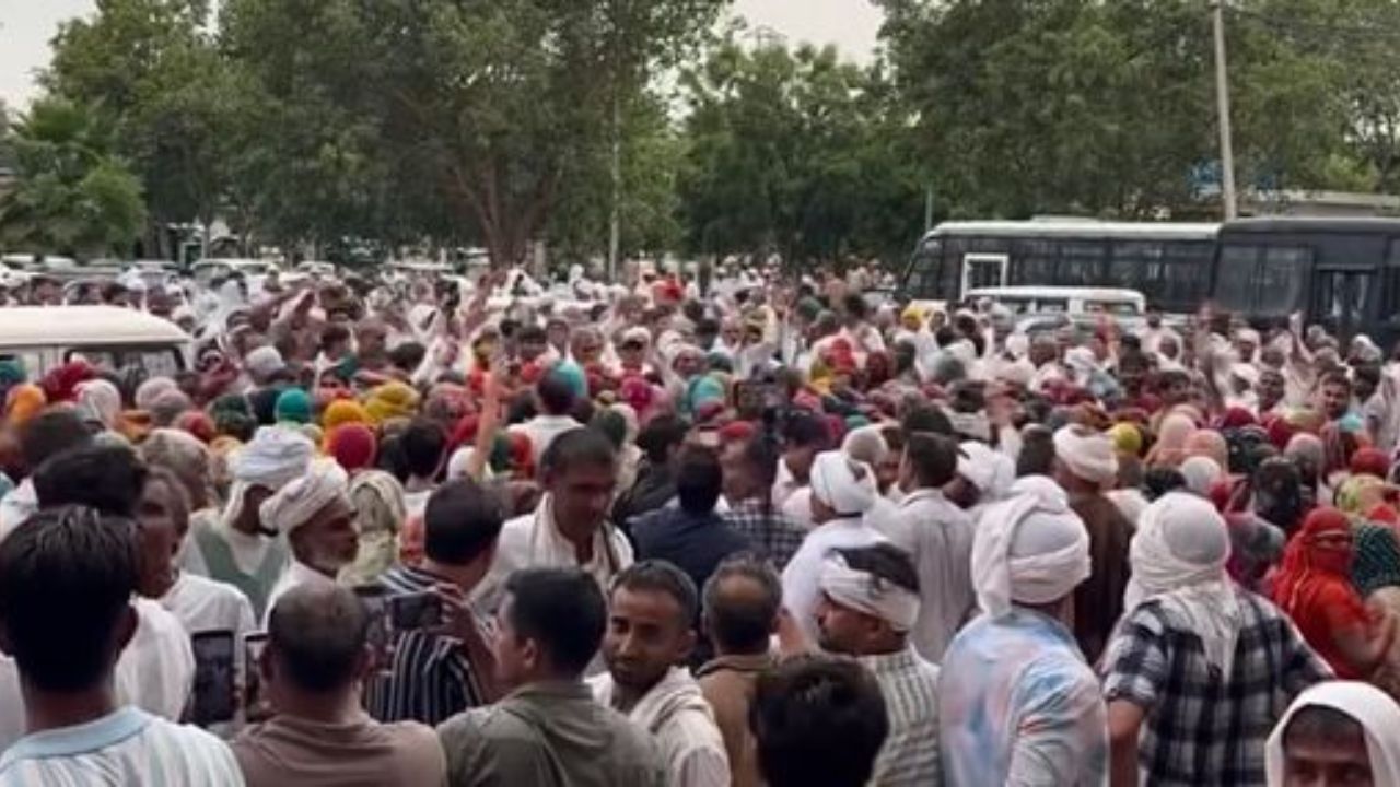 हरियाणा में भारी बवाल: हांसी सचिवालय के सामने ग्रामीणों ने फोड़े मटके, तोड़ीं पुलिस बैरिकेडिंग; जानिए क्या हैं मांगें?