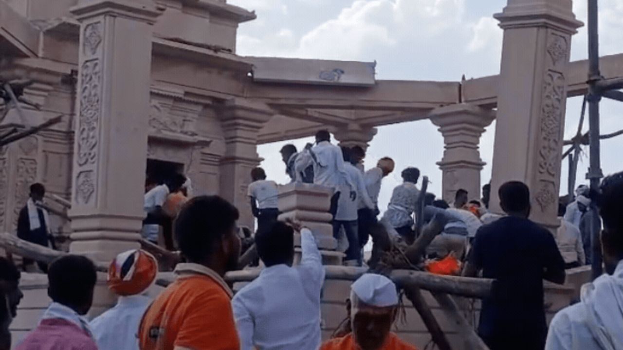 महाराष्ट्र के हनुमान मंदिर में बड़ा हादसा! दर्शन करने उमड़ी भीड़ पर गिरी छत, कई लोगों के दबे होने की आशंका