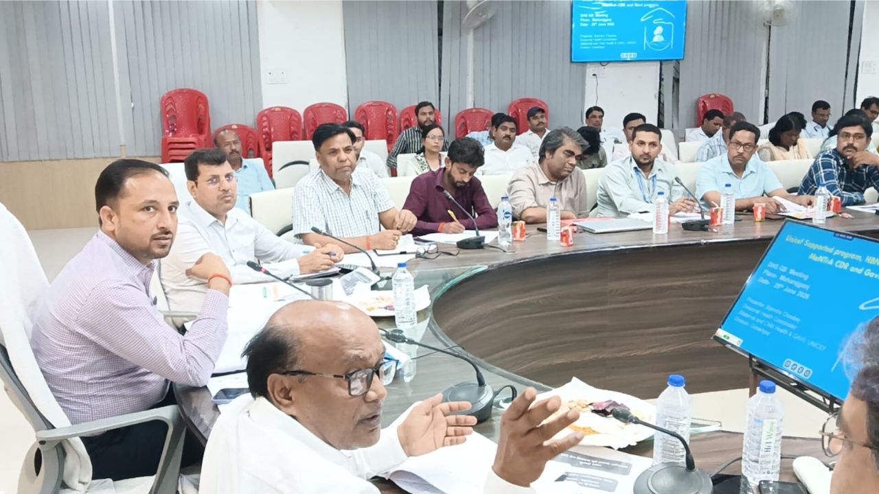 स्वास्थ्य विभाग में DM का बड़ा एक्शन, आयुष्मान कार्ड में लापरवाही पर कई अधिकारियों को नोटिस