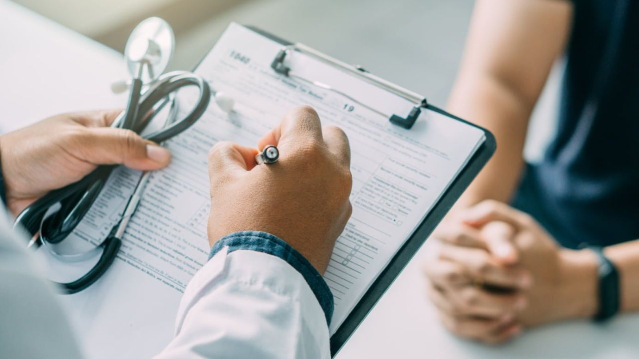हेल्थलाइन और अन्य स्वास्थ्य रिपोर्ट्स के अनुसार चाय में मौजूद कैफीन और एंटीऑक्सीडेंट शरीर को ऊर्जा देने के साथ-साथ कुछ परिस्थितियों में नुकसान भी पहुंचा सकते हैं। विशेष रूप से जब इसका सेवन सीमित मात्रा से अधिक हो जाए, तो यह नींद, पाचन और मानसिक स्वास्थ्य को प्रभावित कर सकता है। (Img- Internet)