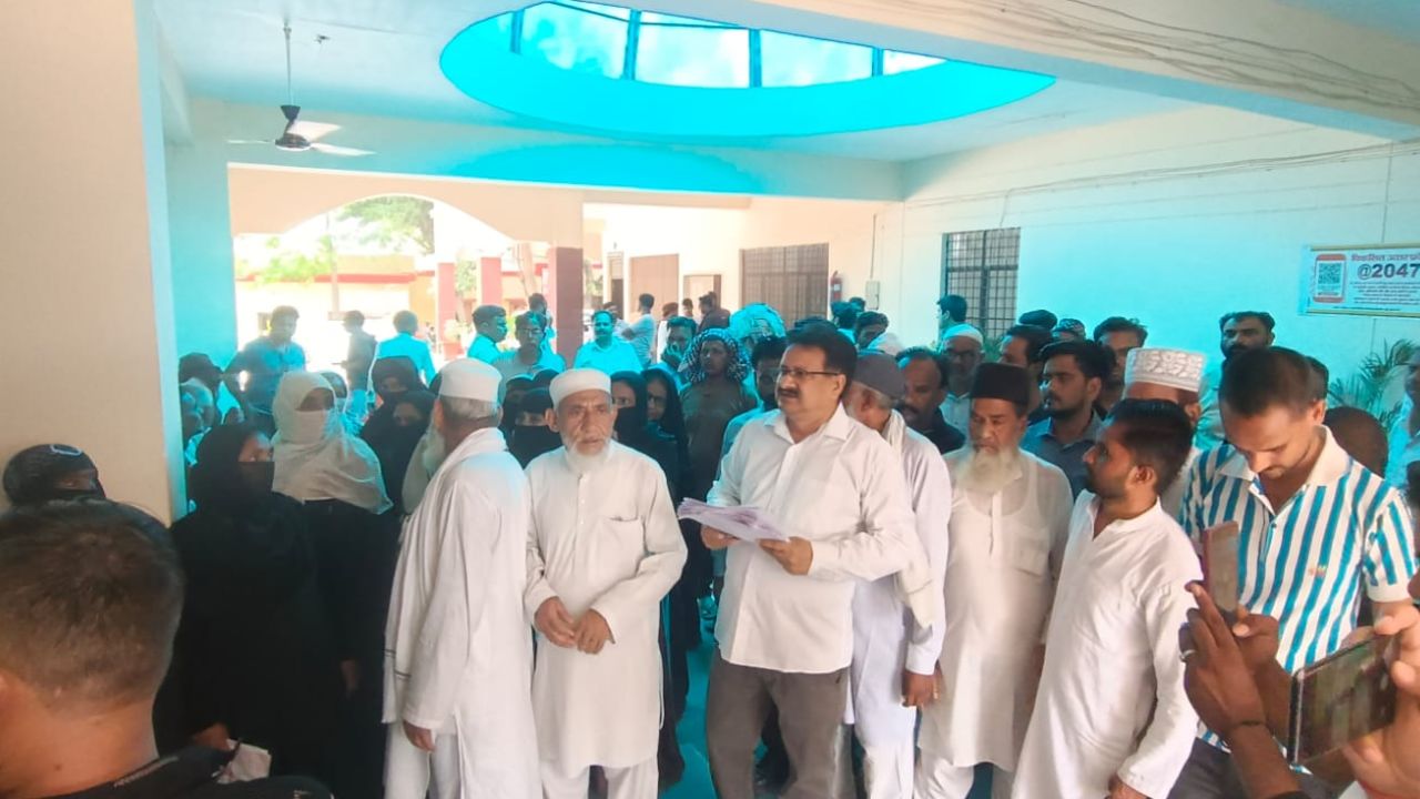 Bareilly News: टैक्स वृद्धि पर उठा बवाल, नगर पालिका में गड़बड़ियों की जाच की मांग