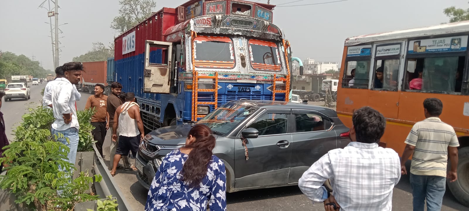 एनएच-28 पर मौत बनकर दौड़ा गैस सिलेंडर ट्रक… एक पल की चूक और हाईवे पर मच गया हड़कंप